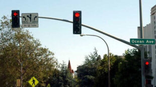 Traffic light with red arrow - Photo: Mona Eshaiker (Creative Commons Attribution-Share Alike 3.0 Unported license).