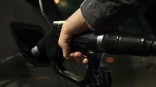 Filling up gas - Fuel economy and fuel-efficient driving