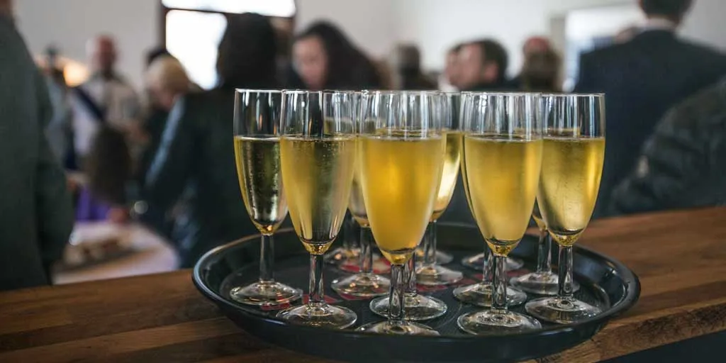 Wine Glasses on Tray / Photo by Salo Al